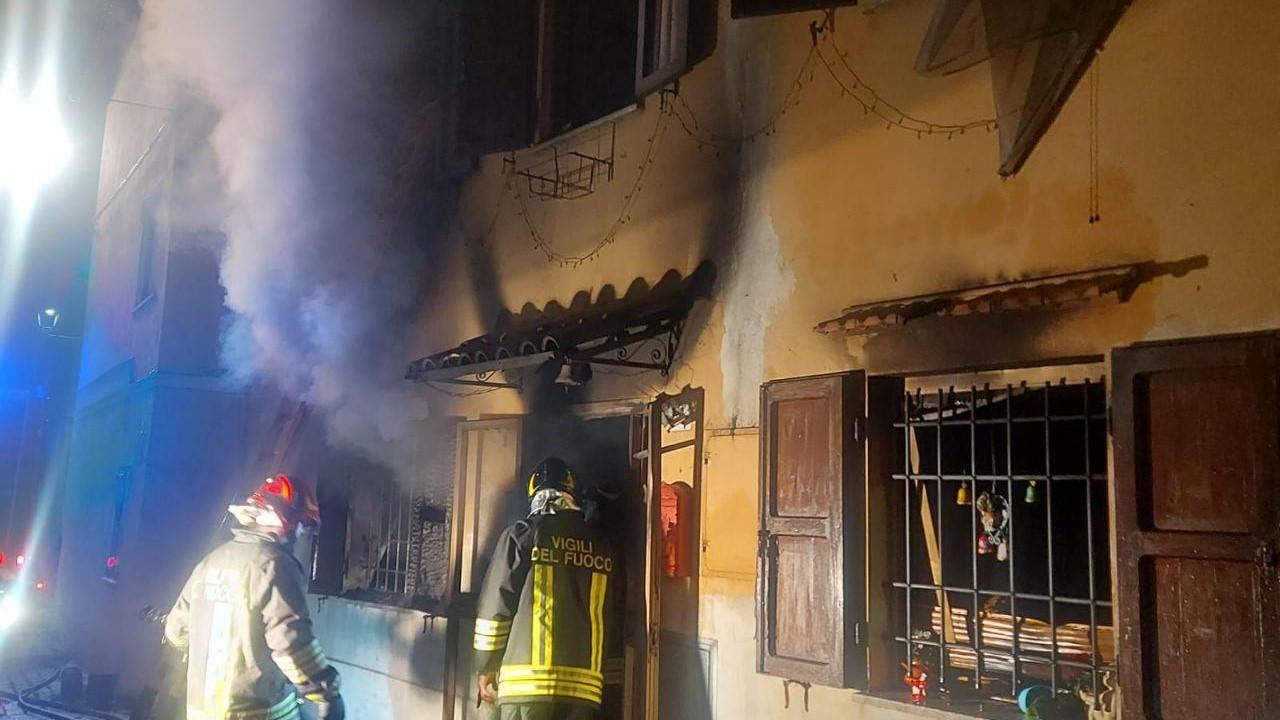 I Vigili del fuoco mentre domano l'incendio nell'aitazione