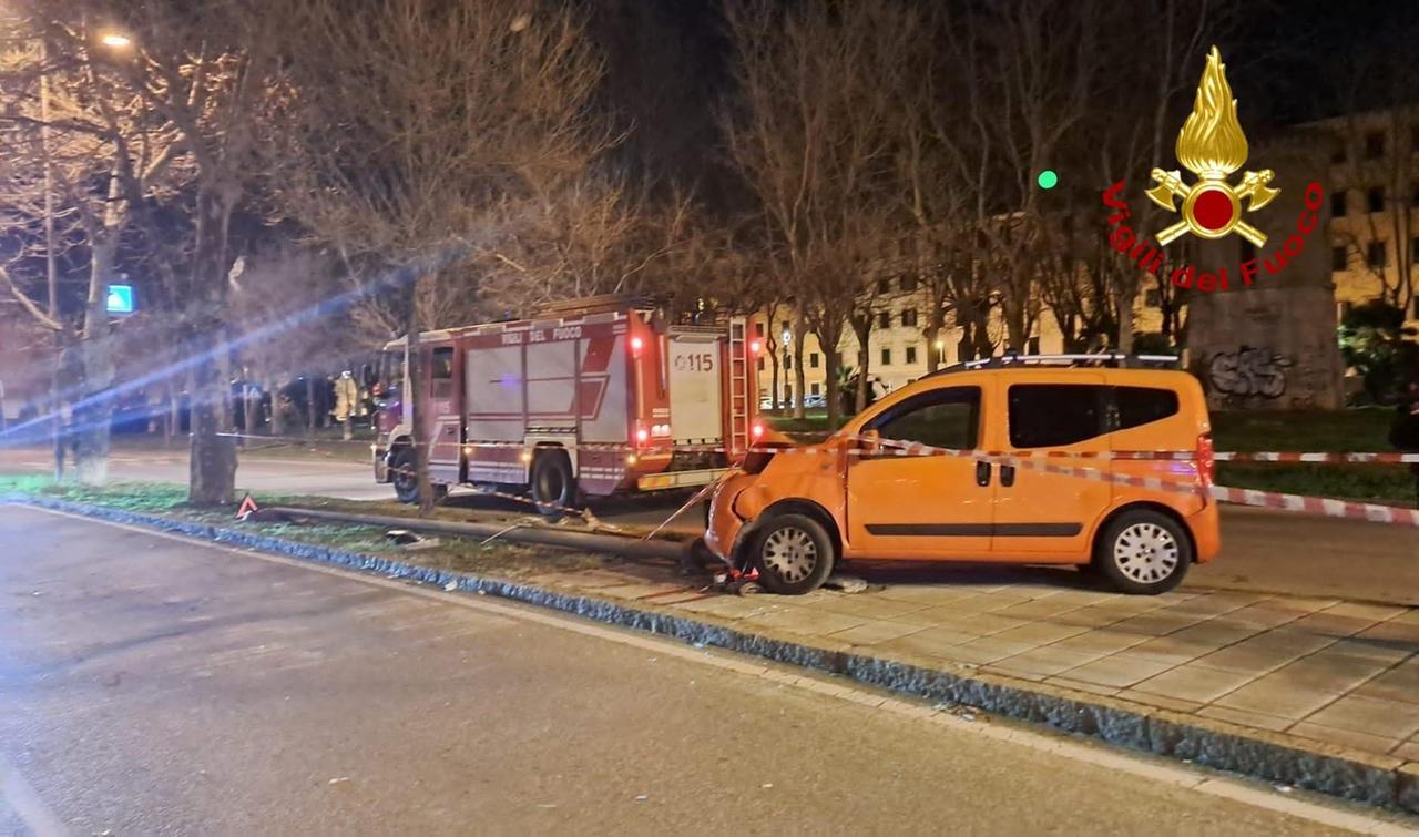 Livorno, si schianta con l’auto contro il palo della luce abbattendolo