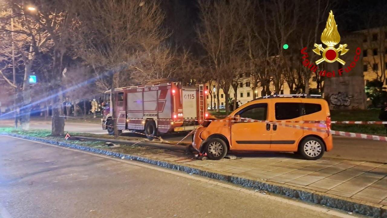 Livorno, si schianta con l’auto contro il palo della luce abbattendolo