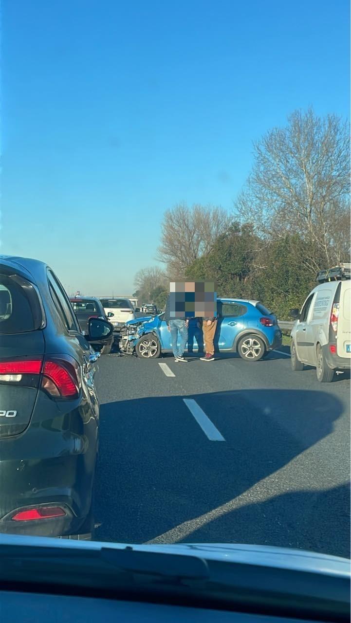 
	L'incidente che ha bloccato la Fireze-Pisa-Livorno tra gli svincoli di Cascina e Navacchio in direzione del litorale (foto da Facebook)

