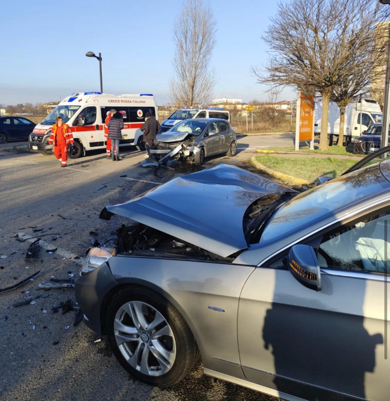 Scontro tra due auto, due feriti