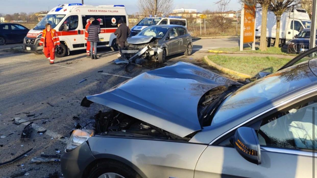 Scontro tra due auto, due feriti