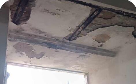 Infiltrazioni, calcinacci e allagamenti. Si aggrava la condizione del cimitero di Montecatini