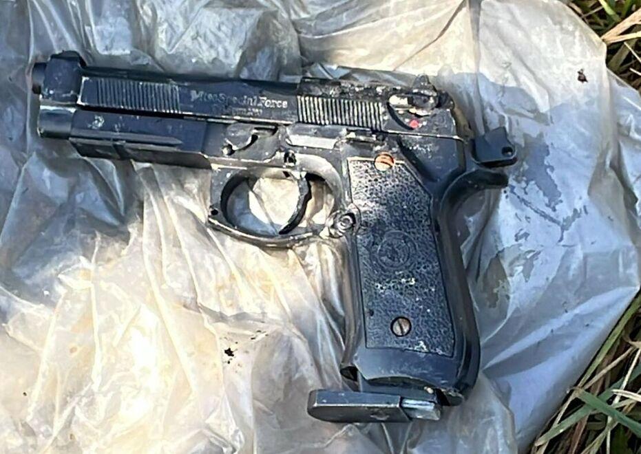 Finale, trovano una pistola tra i rifiuti: «Stavamo pulendo un fosso»<br>
