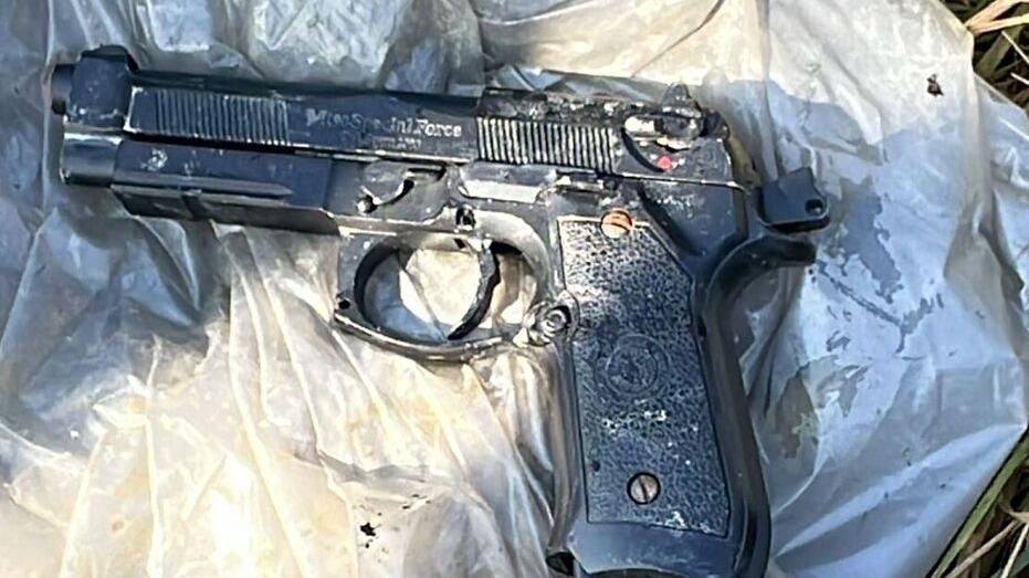 Finale, trovano una pistola tra i rifiuti: «Stavamo pulendo un fosso»<br>