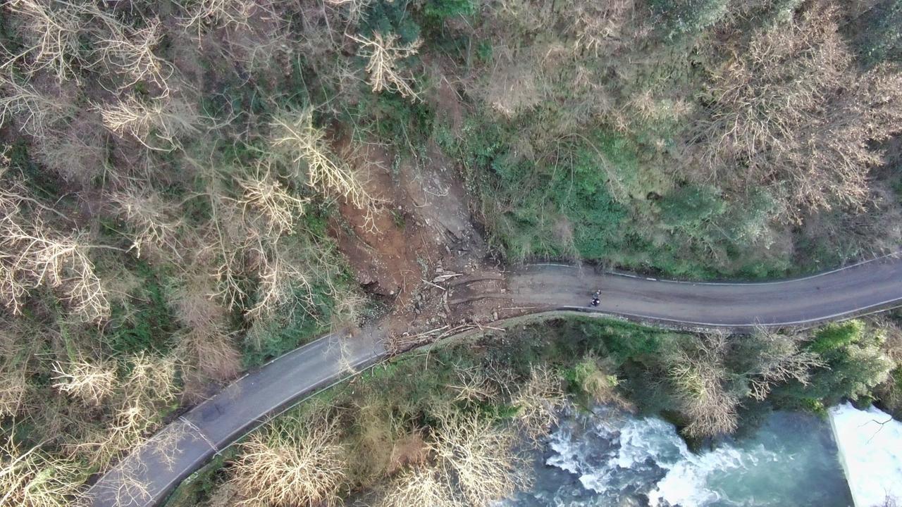 Pescia, si allarga il fronte della frana che interrompe la Val di Forfora