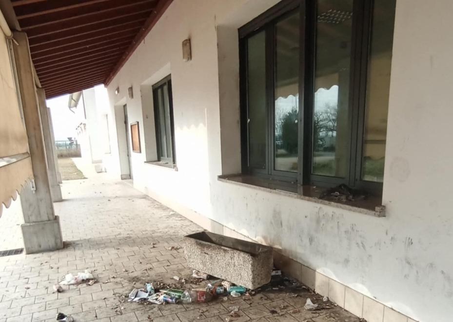 
	L'esterno del circolo dopo la visita sgradita

