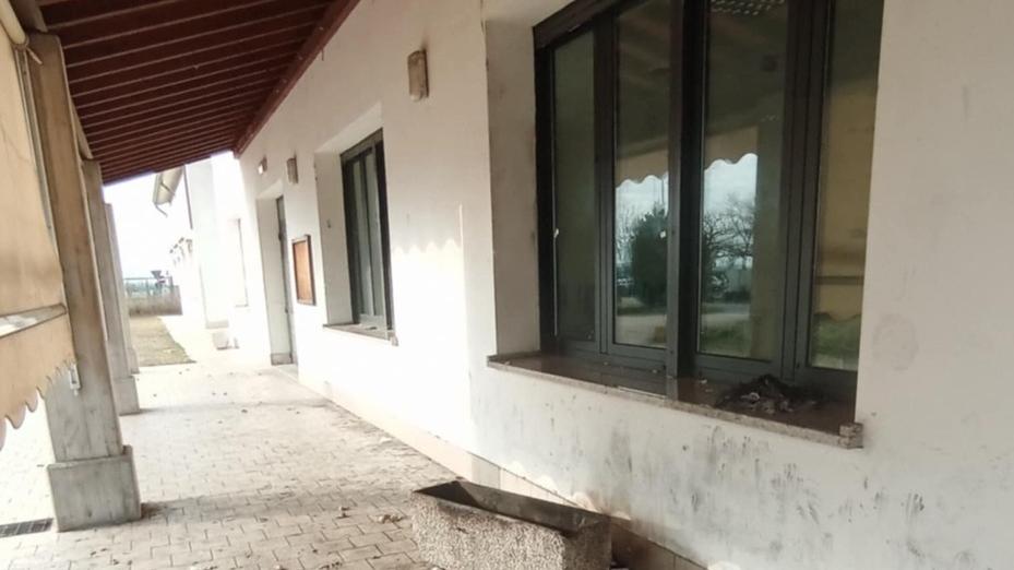 L'esterno del circolo dopo la visita sgradita