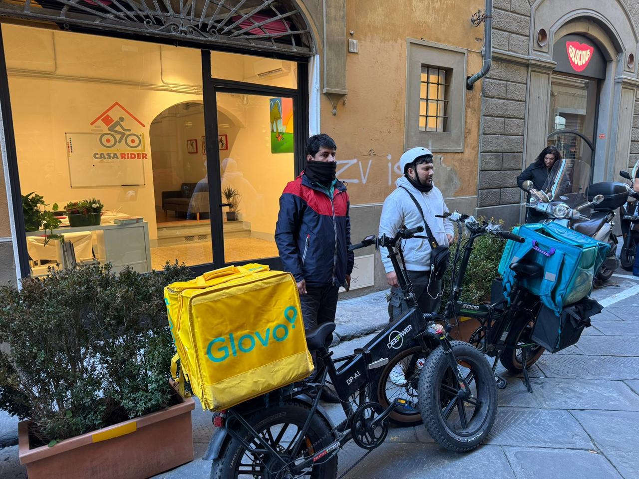 Firenze, apre la prima casa dei rider: sarà un riparo, un ristoro e un’officina per i fattorini