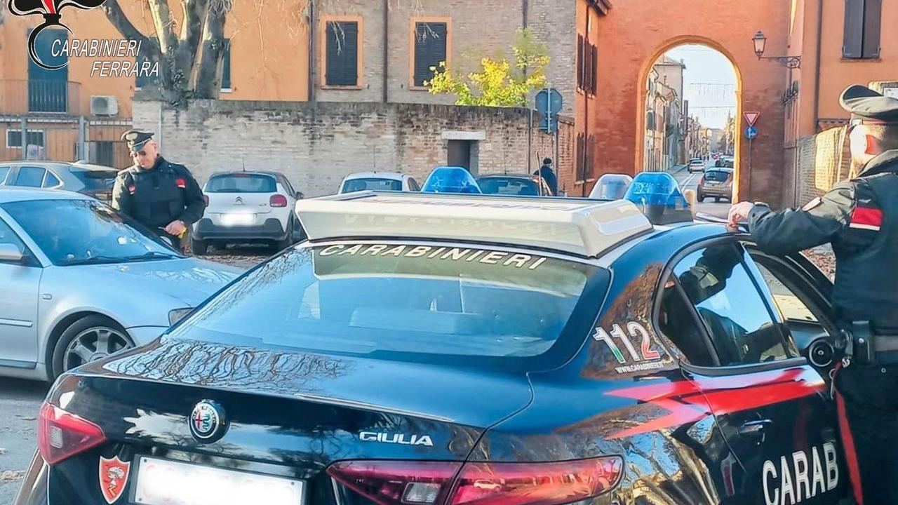 Ferrara, tenta di rubare orologi: 16enne arrestato per rapina