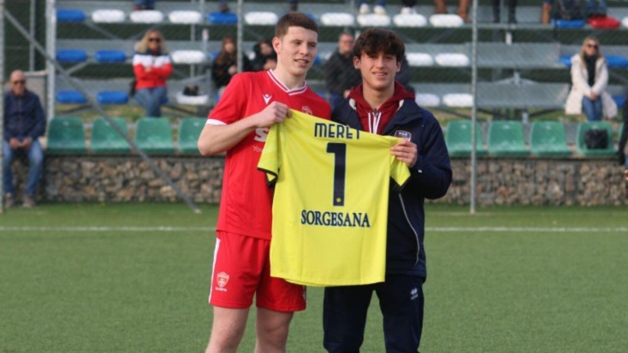 
	A destra Alessandro mentre riceve la maglia di Meret

