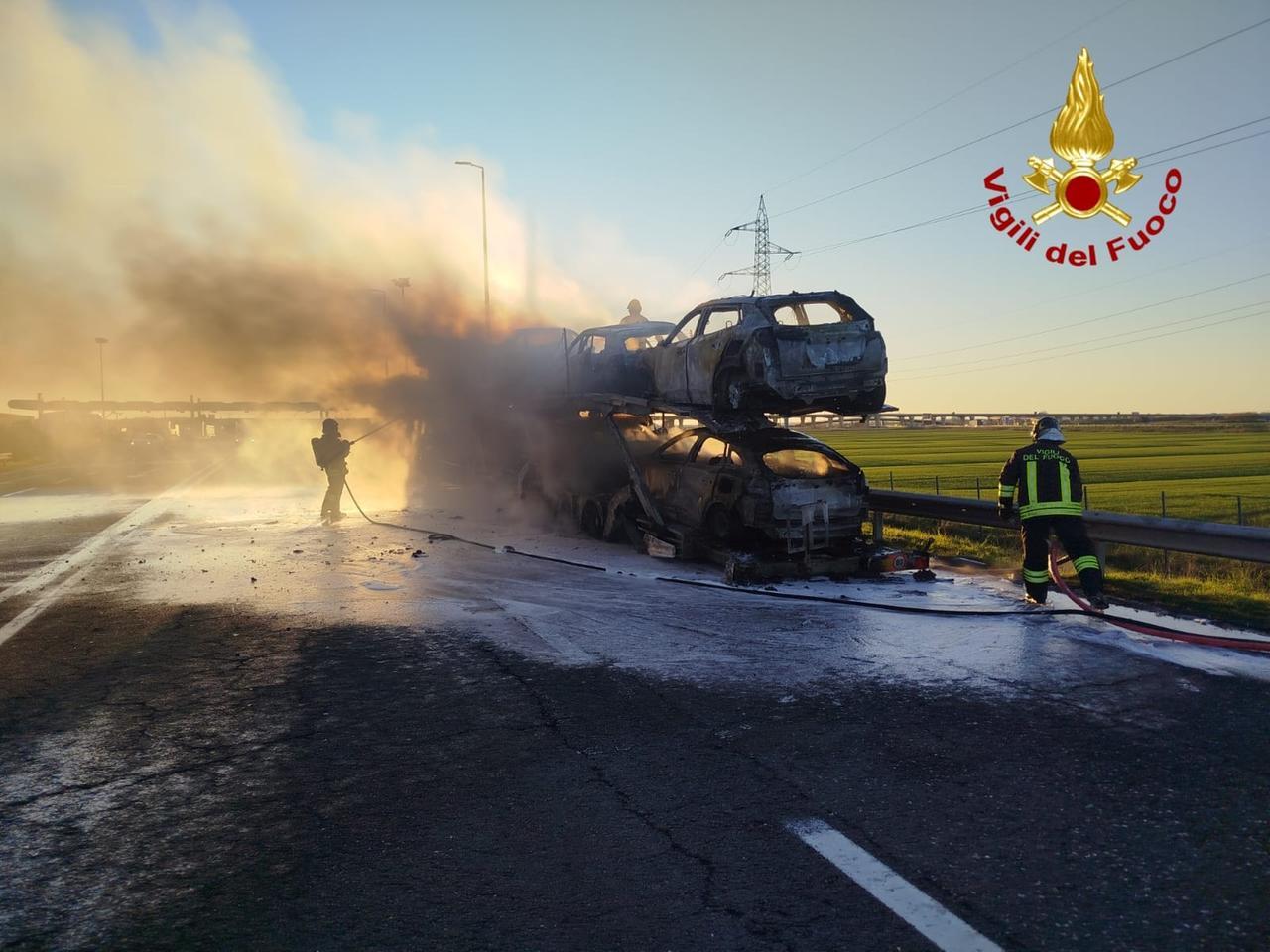 Collesalvetti, bisarca a fuoco al casello dell’autostrada: caos traffico – Video