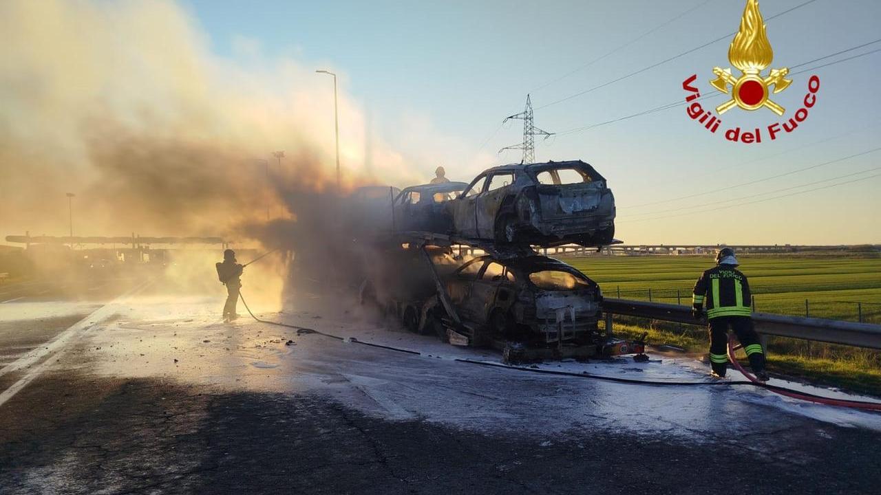 Collesalvetti, bisarca a fuoco al casello dell’autostrada: caos traffico – Video