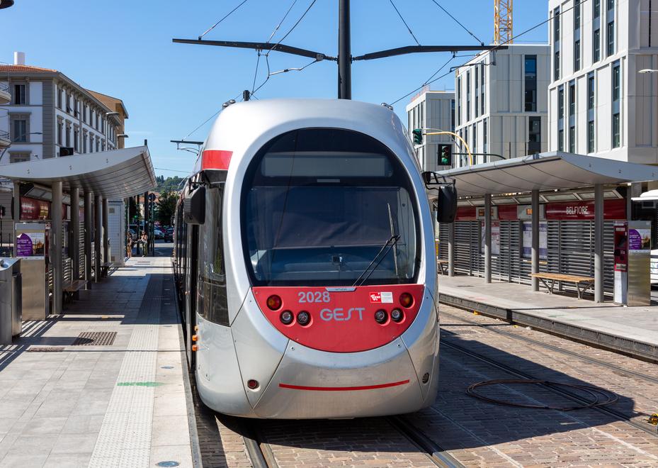 Tramvia Firenze, altra aggressione: pugni a una passeggera e rissa