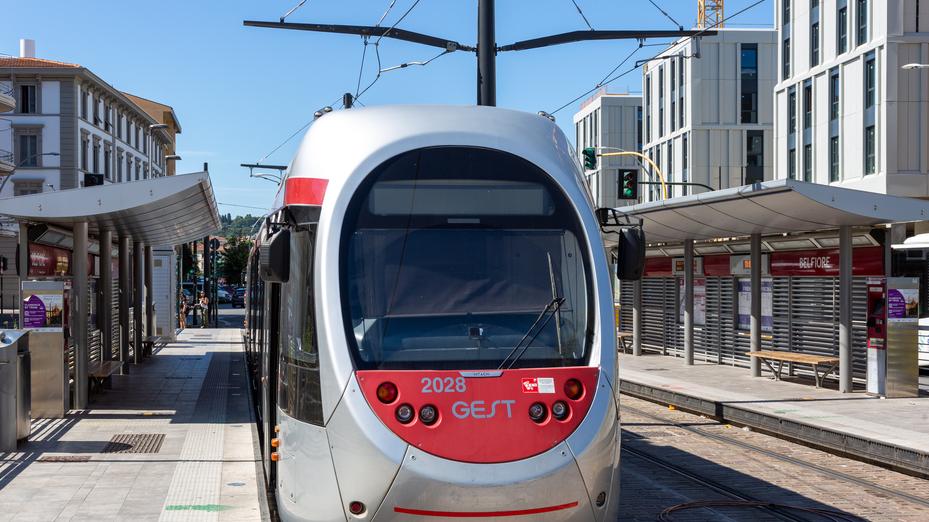 Tramvia Firenze, altra aggressione: pugni a una passeggera e rissa
