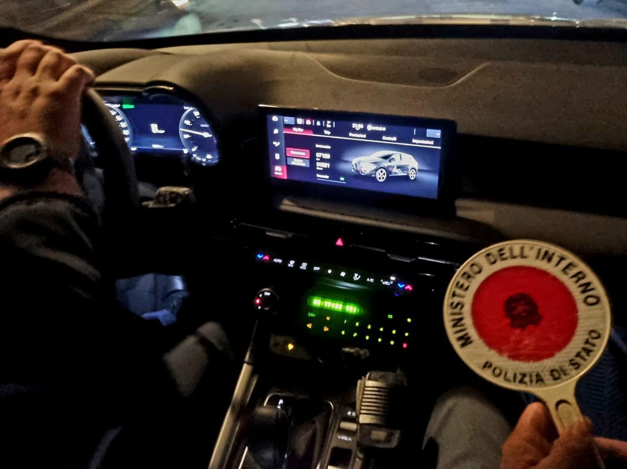 L'interno di una volante della polizia di Stato (foto d'archivio)