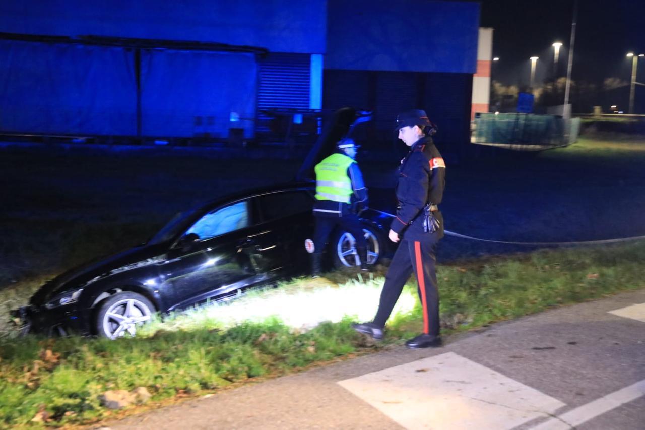 
	L'Audi A5 finita nel fosso (Foto Esposito)

