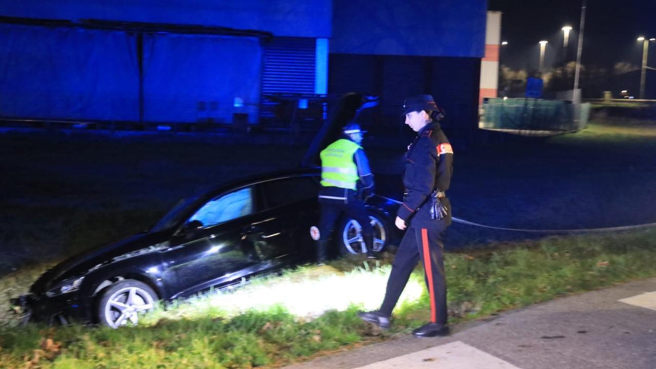 L'Audi A5 finita nel fosso (Foto Esposito)