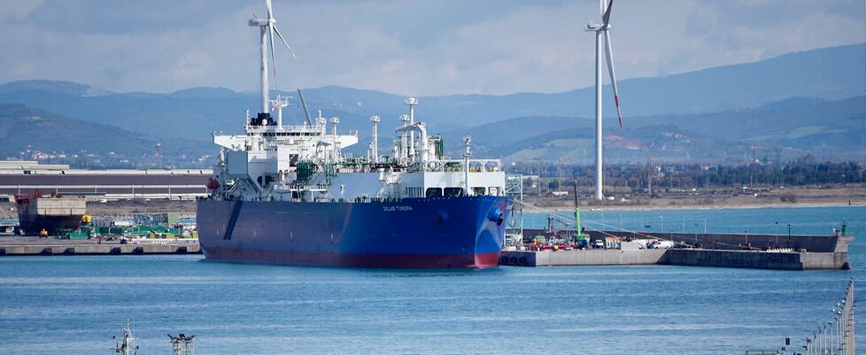 Rigassificatore, aumenta il fronte che lo vuole a Piombino: ora anche gli industriali. La politica fa ping-pong