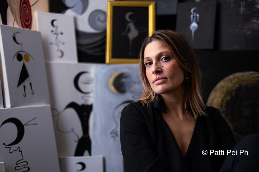 La cantautrice e pittrice sarda Sidra presenta il nuovo singolo “Asa a connoschere”