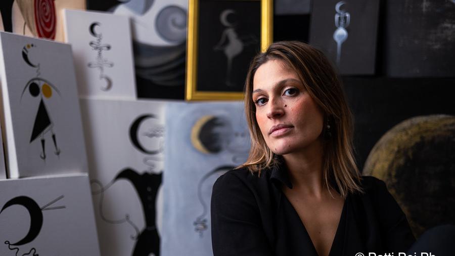 La cantautrice e pittrice sarda Sidra presenta il nuovo singolo “Asa a connoschere”