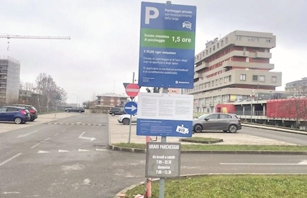 
	I cartelli della discordia nel parcheggio di Aldi


