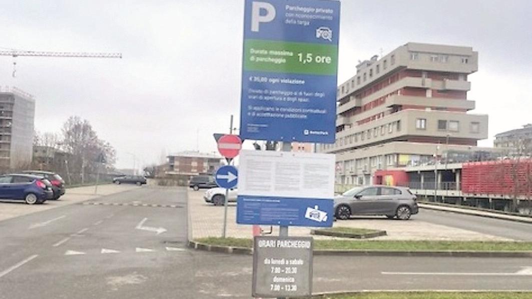 I cartelli della discordia nel parcheggio di Aldi