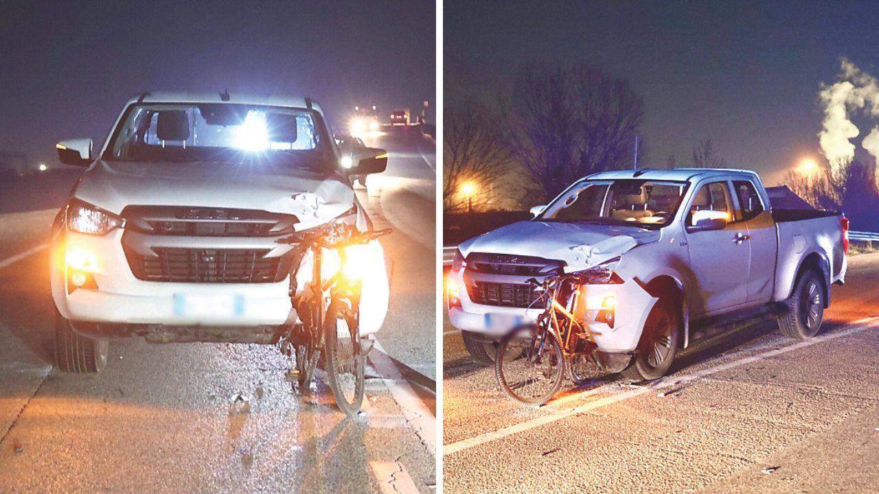 Il pick up e la bici sul luogo dell'incidente