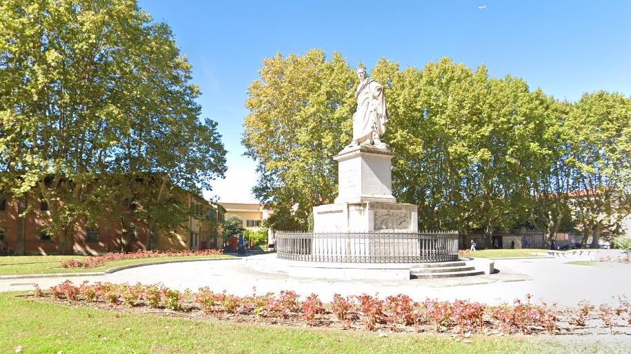 Pisa, terrore di notte in piazza Santa Caterina: accerchiati, minacciati e rapinati da quindici ragazzini