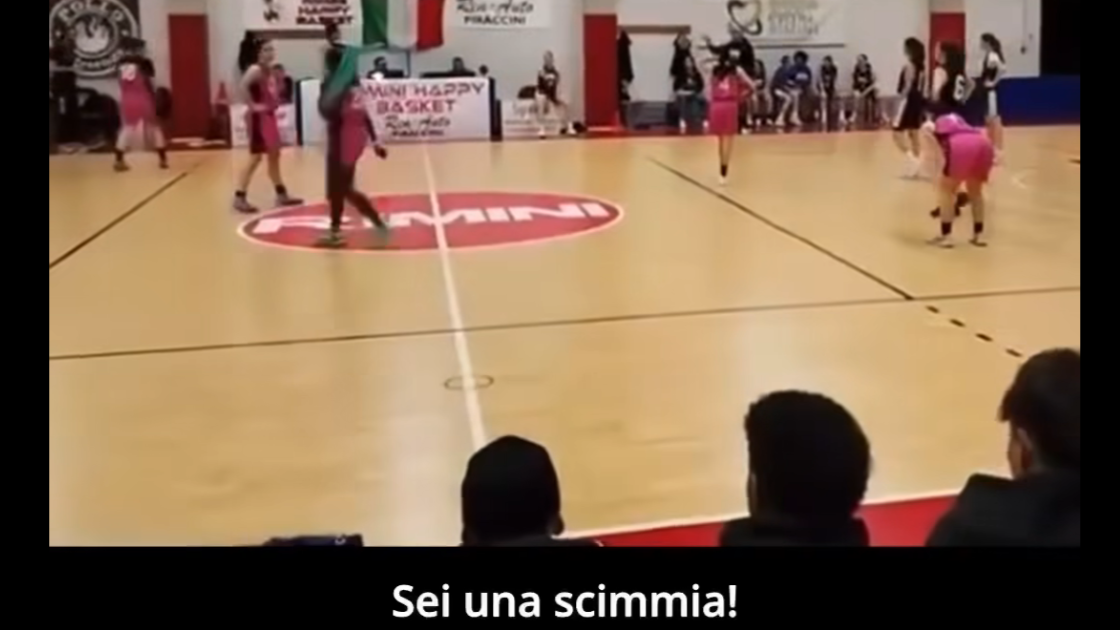 «Sei una scimmia», insulti choc durante la partita di basket contro una ragazza nera – VIDEO