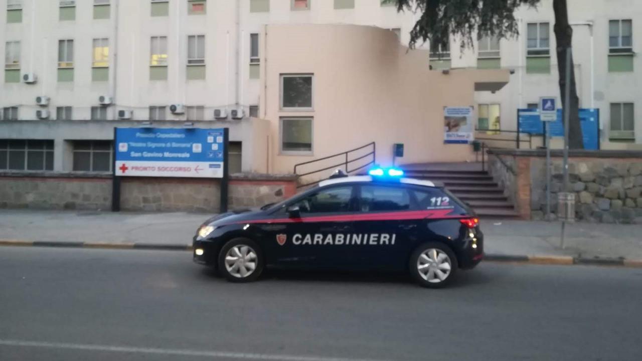 Picchia la madre e accoltella il fratello