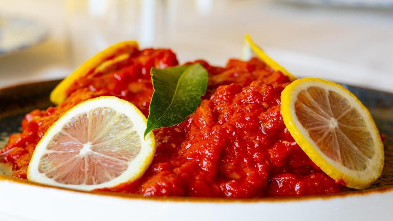 Razza, pomodori pelati e tanto aglio: ecco la burrida alla cabrarese