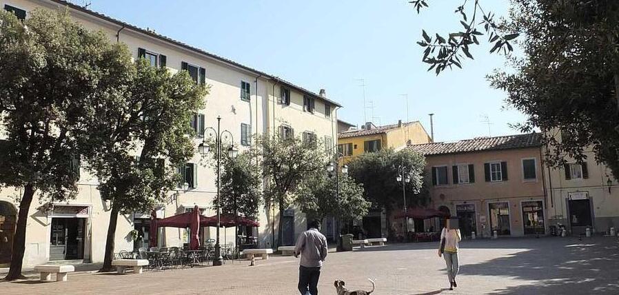 Pisa, ordinanza anti alcol annullata in piazza Gambacorti: il Comune pensa a nuovi provvedimenti