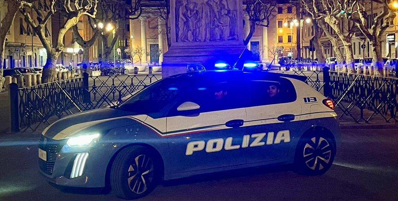 
	Una volante della polizia in centro (foto d'archivio)

