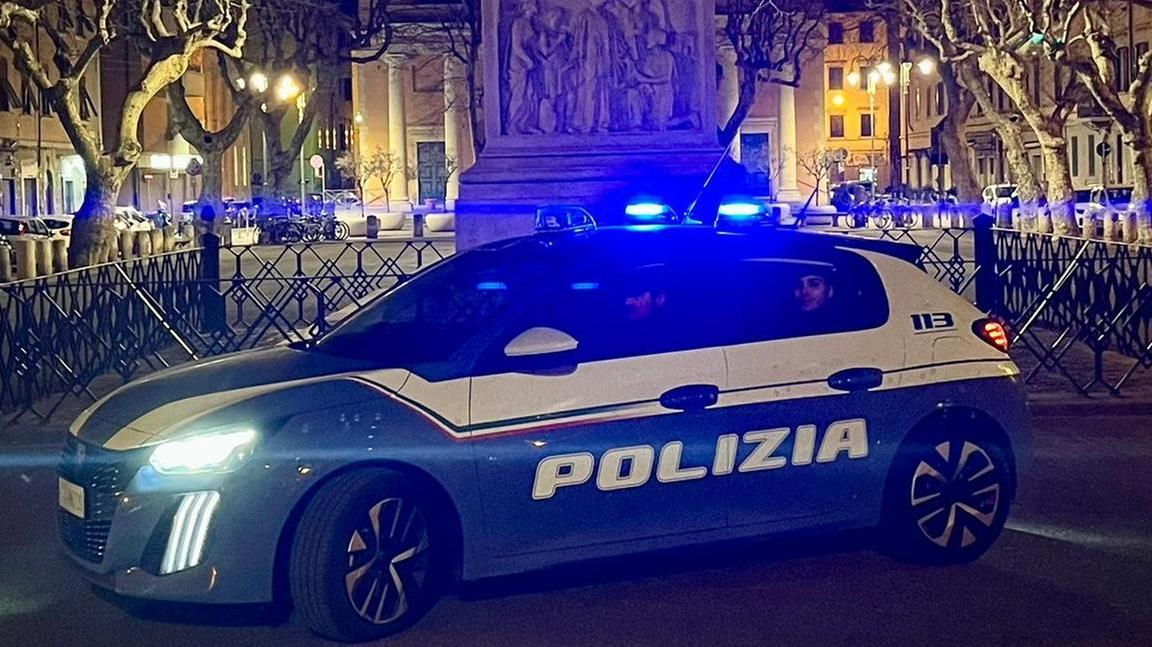 Una volante della polizia in centro (foto d'archivio)