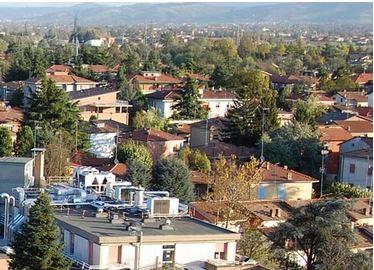 Trova uno sconosciuto in cortile: lo insegue e prende un pugno