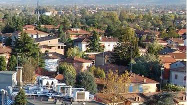 Trova uno sconosciuto in cortile: lo insegue e prende un pugno