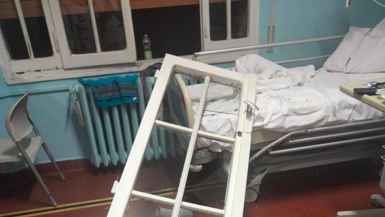 La finestra crollata nell'ospedale di Livorno 