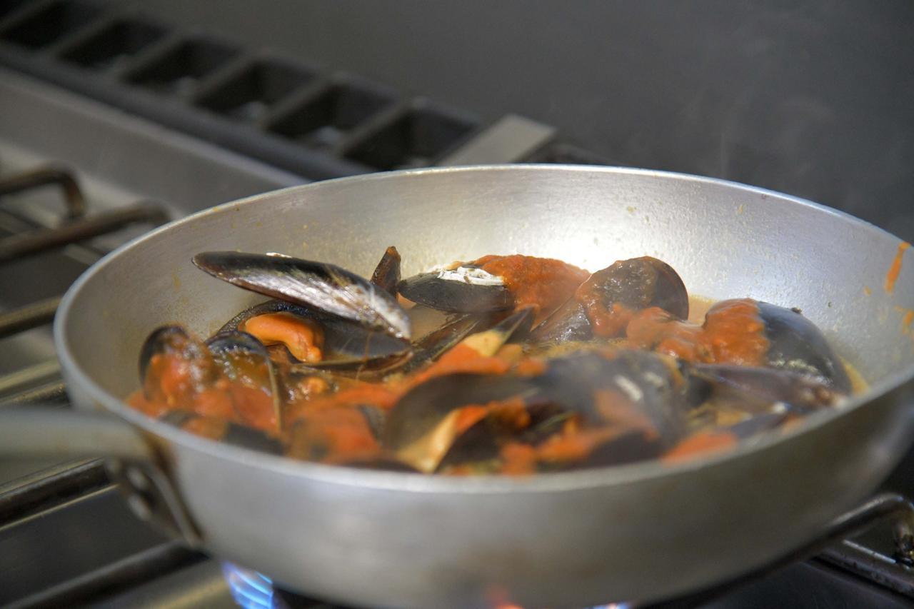 La zuppa di cozze realizzata dallo chef Gianni Multineddu