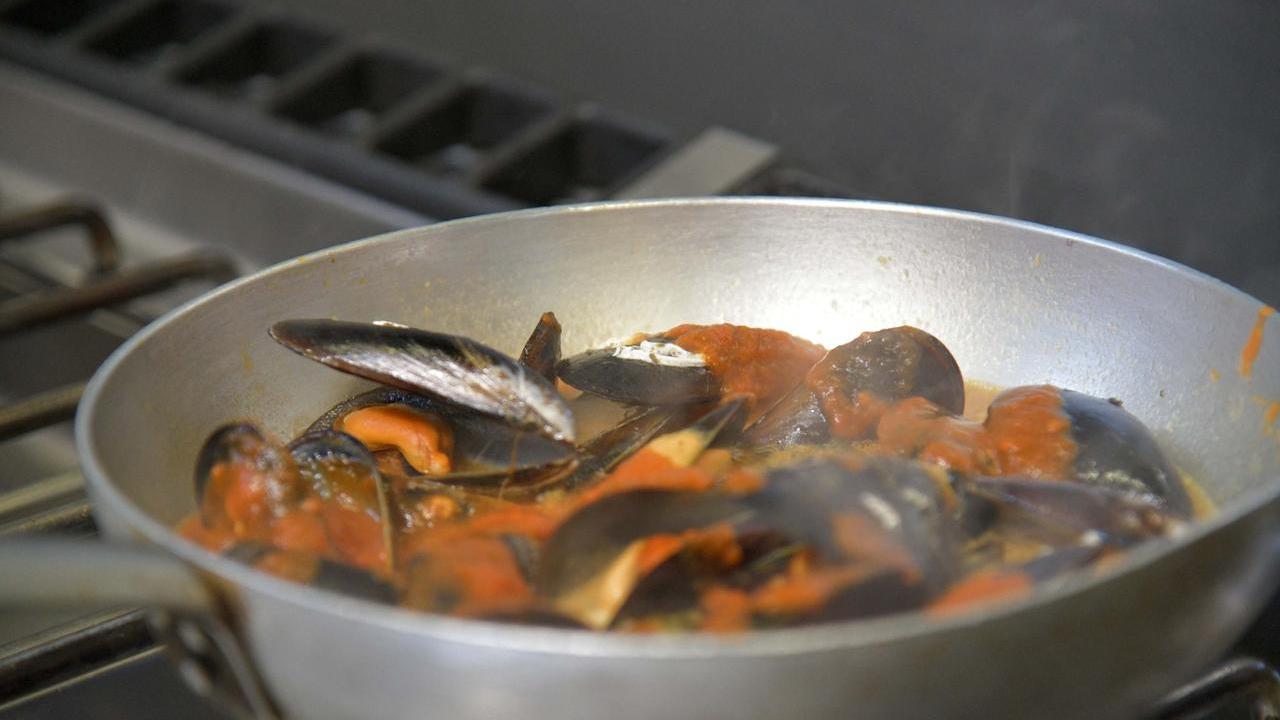 La zuppa di cozze realizzata dallo chef Gianni Multineddu