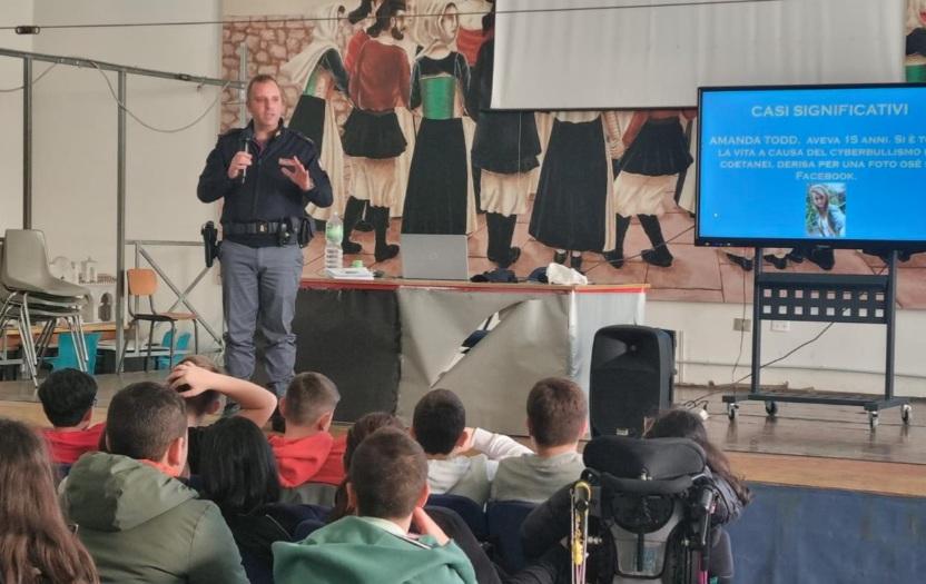 Ittiri, gli agenti della polizia incontrano i piccoli studenti