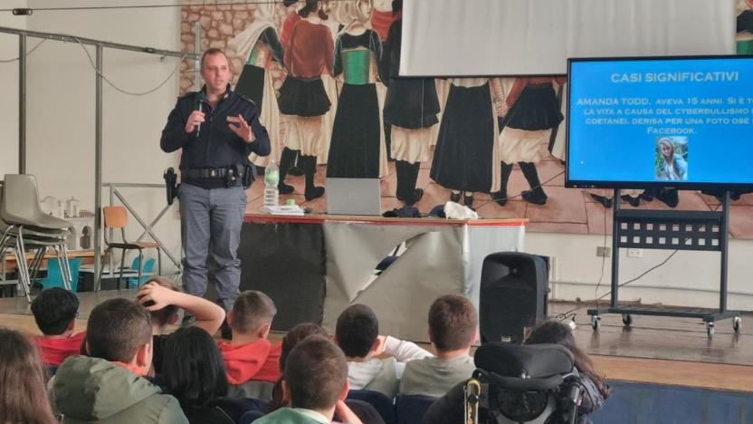Ittiri, gli agenti della polizia incontrano i piccoli studenti