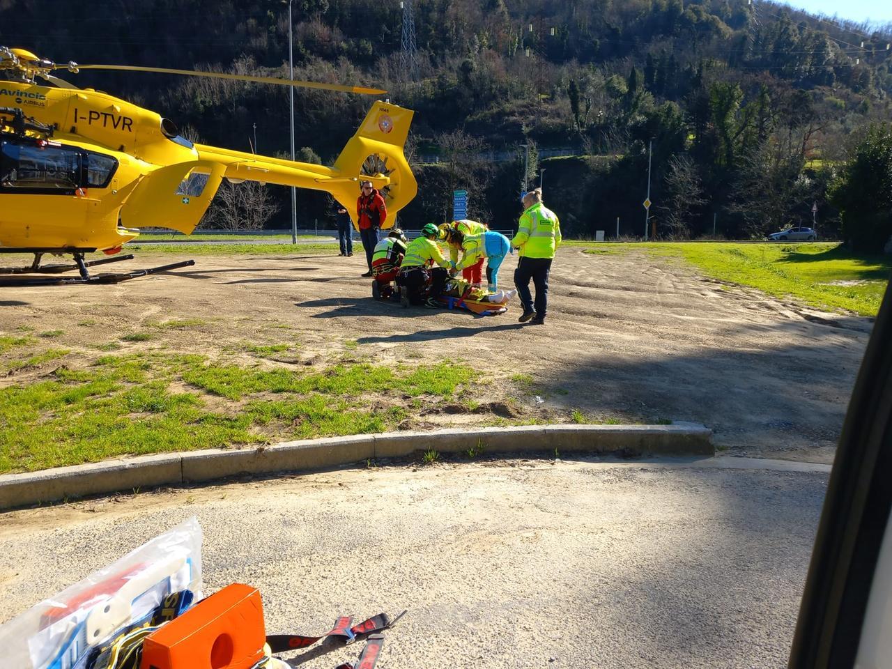 
	I soccorsi all'operaio ferito

