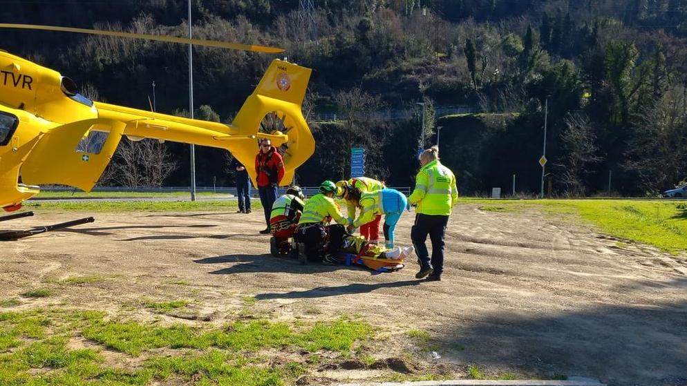 I soccorsi all'operaio ferito