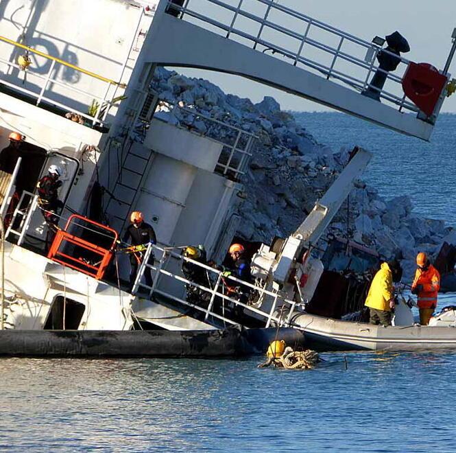 Nave incagliata a Massa, dai primi rilievi a bordo arrivano notizie incoraggianti