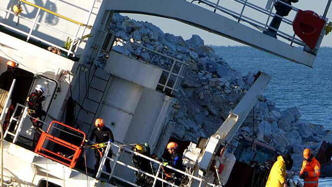 Nave incagliata a Massa, dai primi rilievi a bordo arrivano notizie incoraggianti