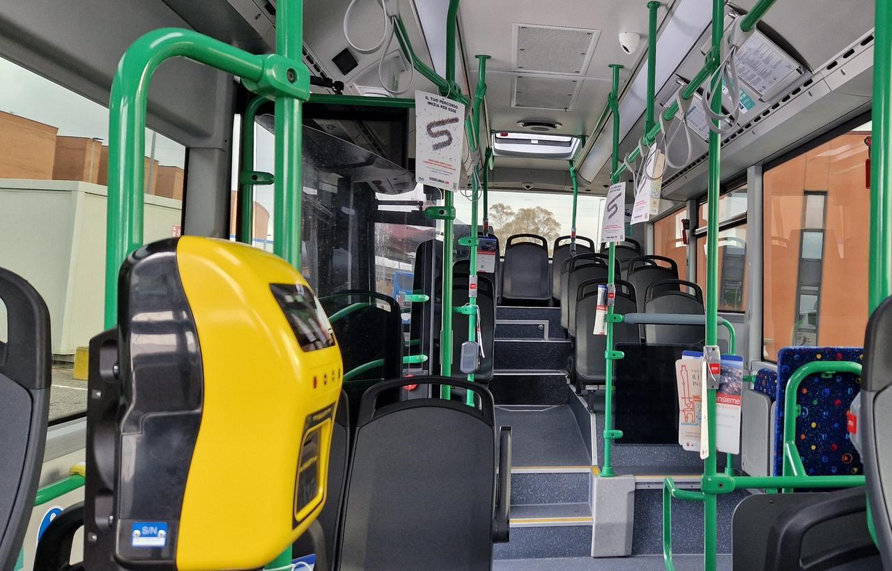 Pontedera, salgono sull’autobus e distruggono un sedile