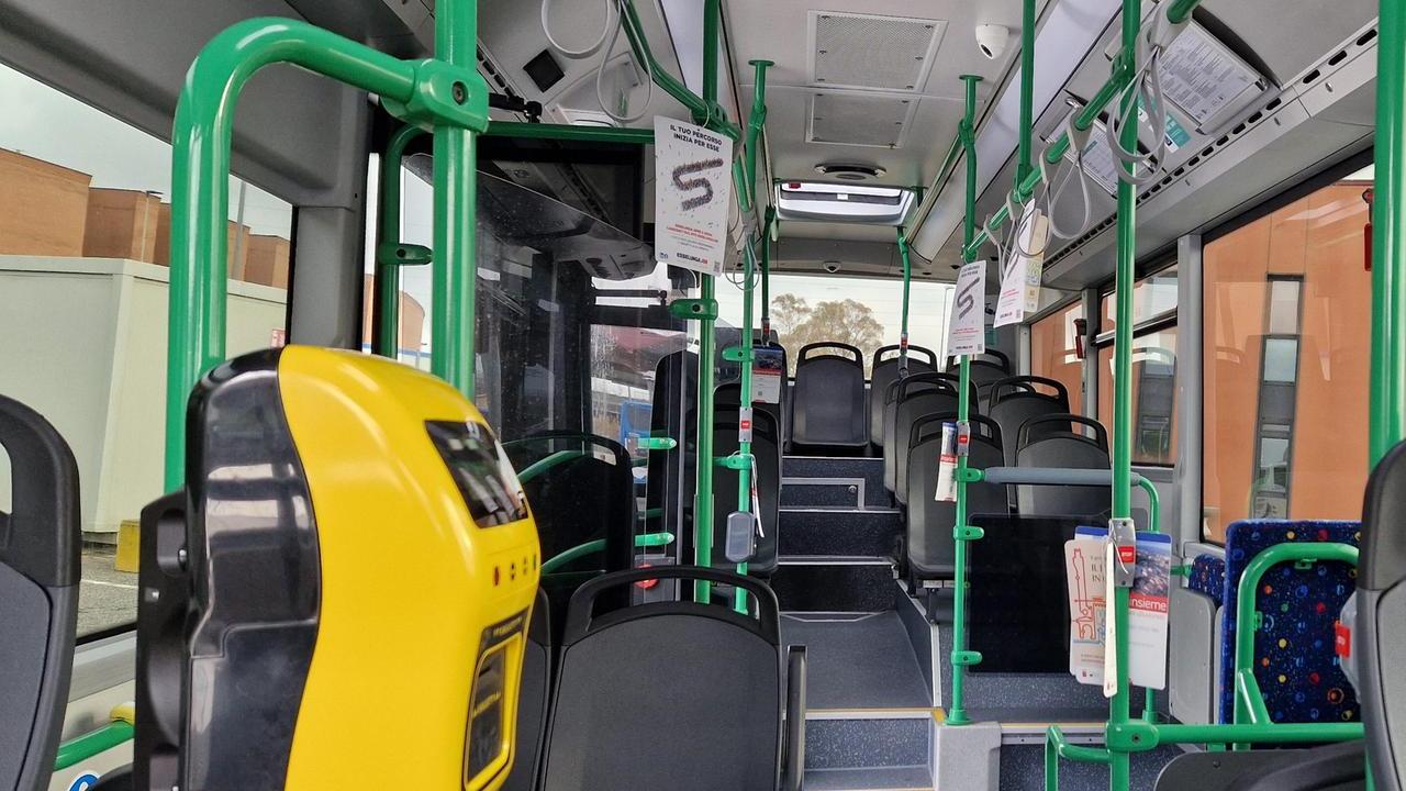 Pontedera, salgono sull’autobus e distruggono un sedile