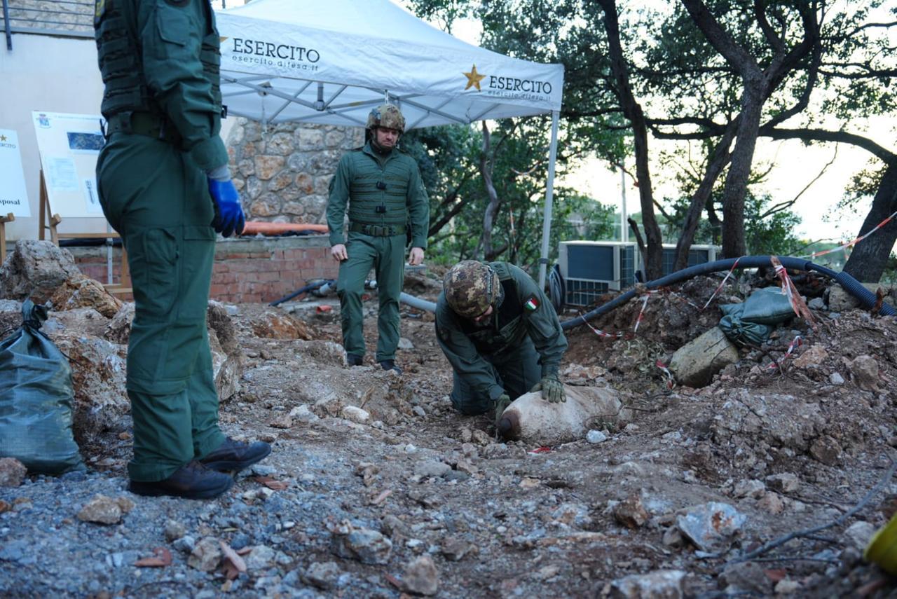 Monte Argentario, neutralizzata la bomba d’aereo ritrovata durante i lavori