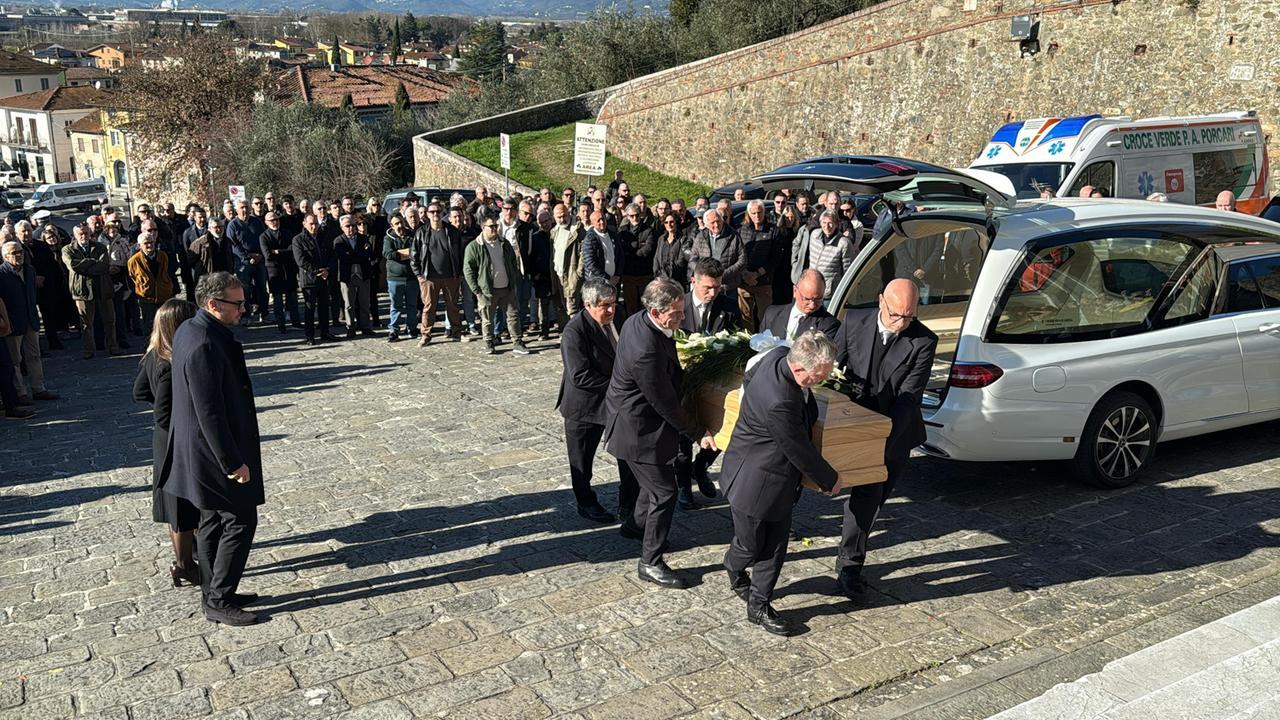 
	L'arrivo del feretro di Edilio Stefani (foto Paolo Nucci)

